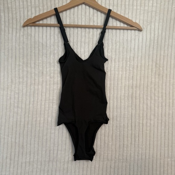 Skims Everyday Sculpt Thong Bodysuit in Onyx Black Size Small NWOT - Picture 3 of 8
